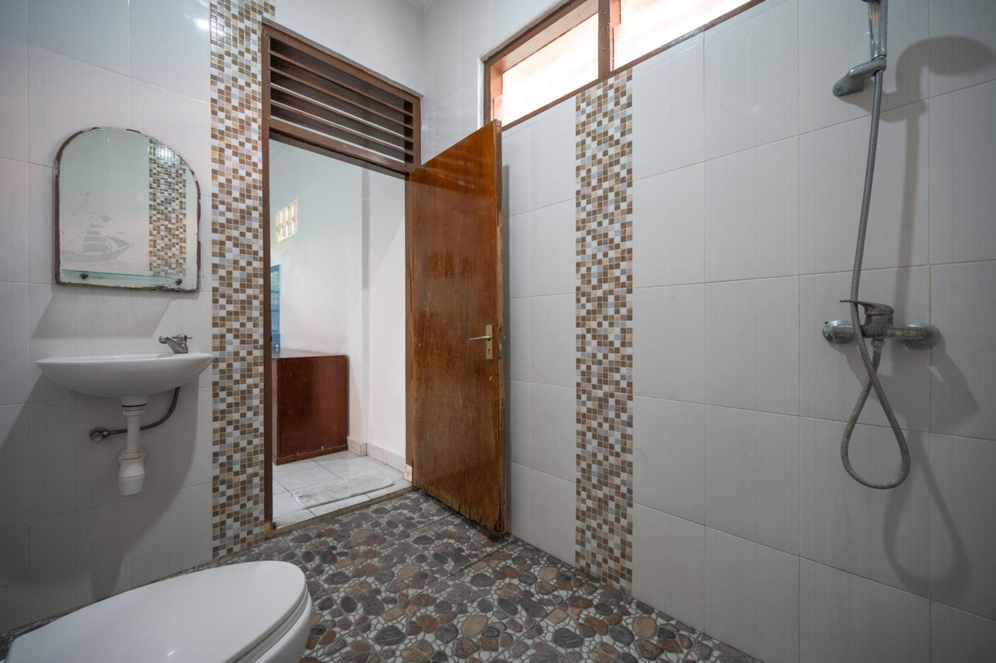 Ceria Guesthouse Seminyak Mitra Reddoorz Экстерьер фото